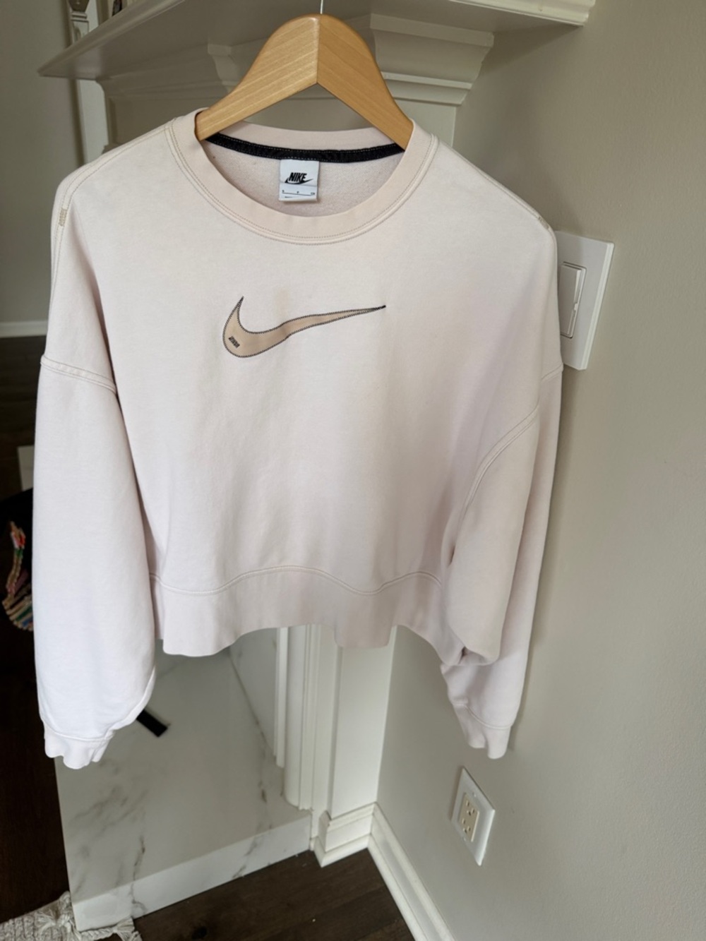 Nike Women's cream Cropped Crewneck Sweatshirt size small